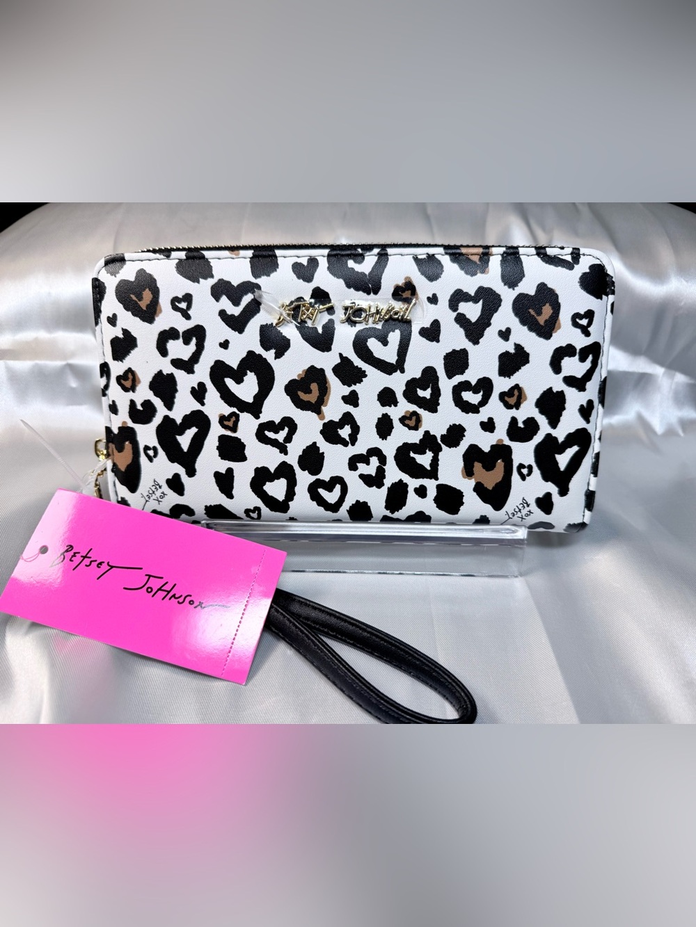 NWT Betsey Johnson White Black and Brown Heart Leopard Zip Wristlet
